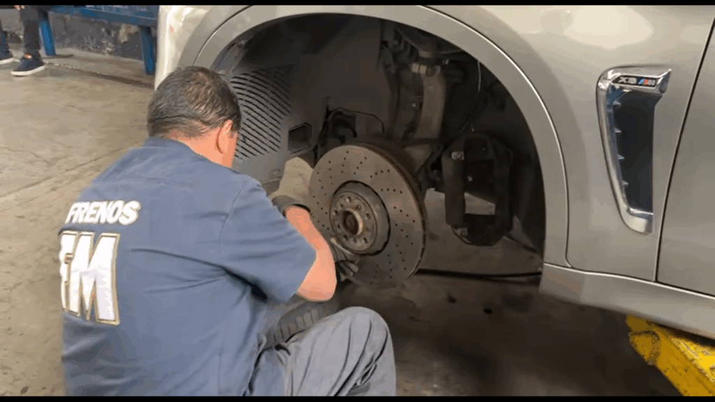 Cambio de balatas y sensor de desgaste para BMW X6