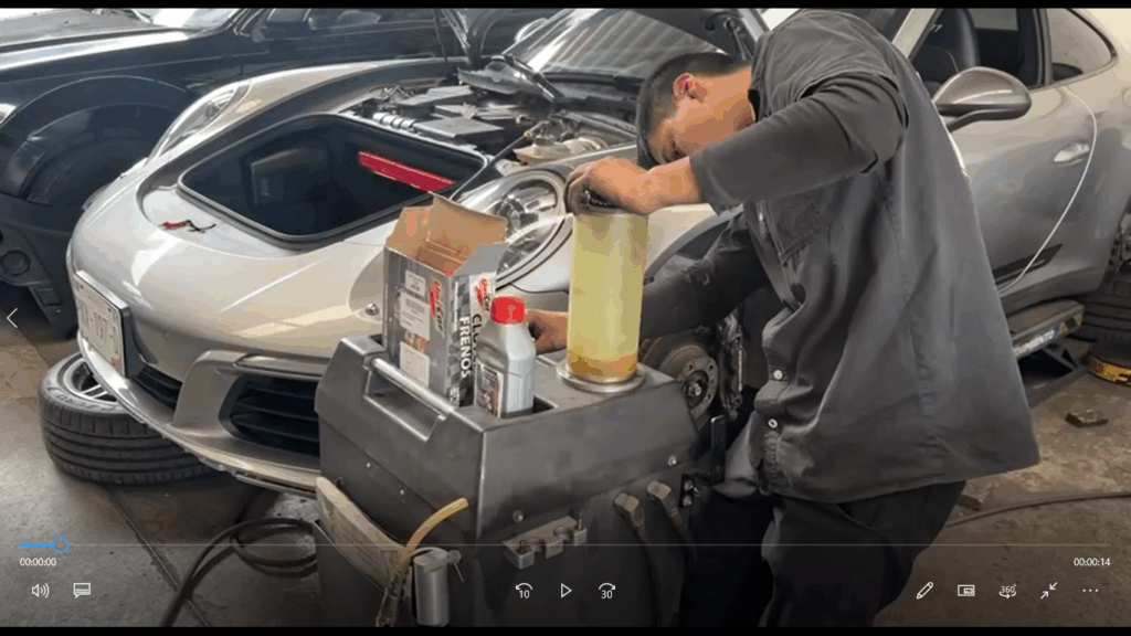 donde puedo hacer el cambio de liquido de frenos para Porsche 911 carrera